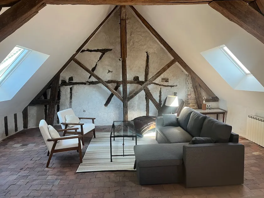 50-m² apartment above an art gallery - Image 1