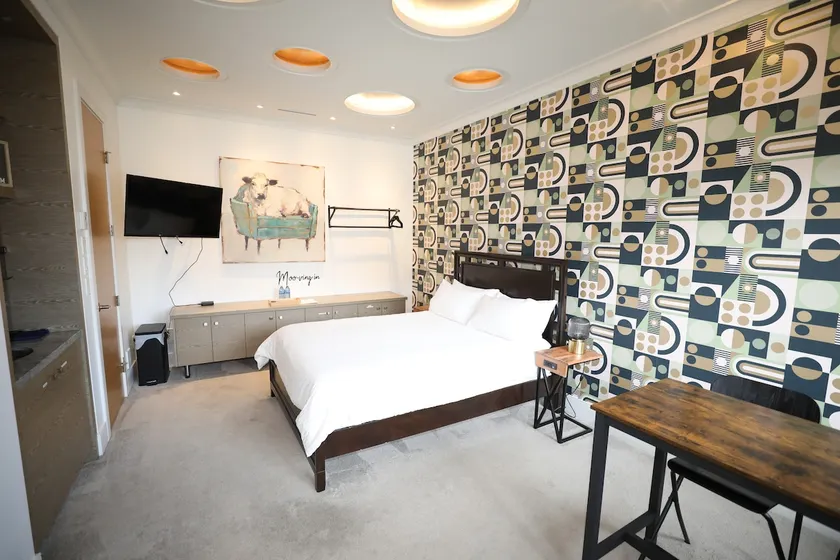 Private Modern Suite 15min from YVR self check in - Image 1