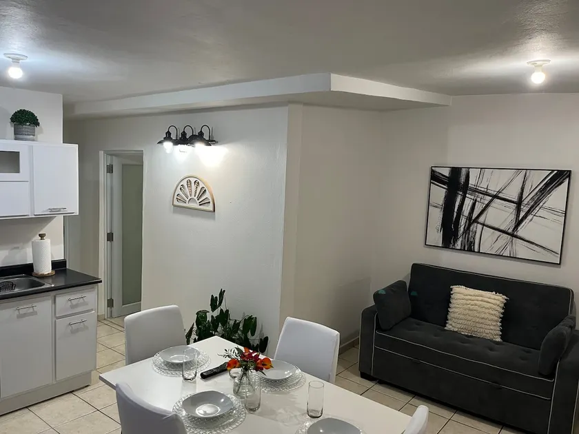 second floor apartment 10 minutes from the airport - Image 1