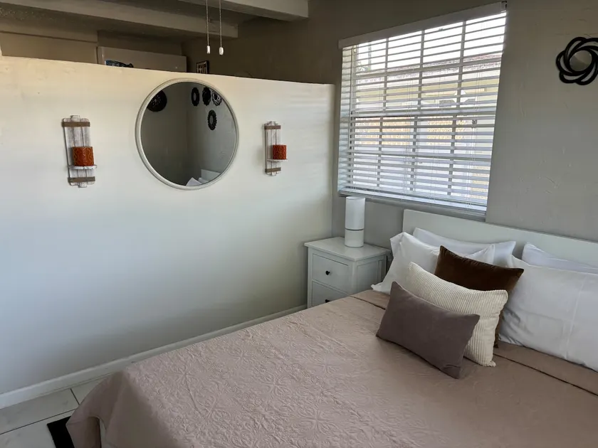 Comfy 1-Bedroom Retreat - Image 1