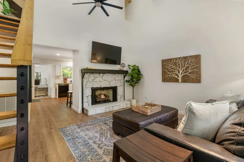 Modern Creekside Cottage in quiet neighborhood. - Image 1