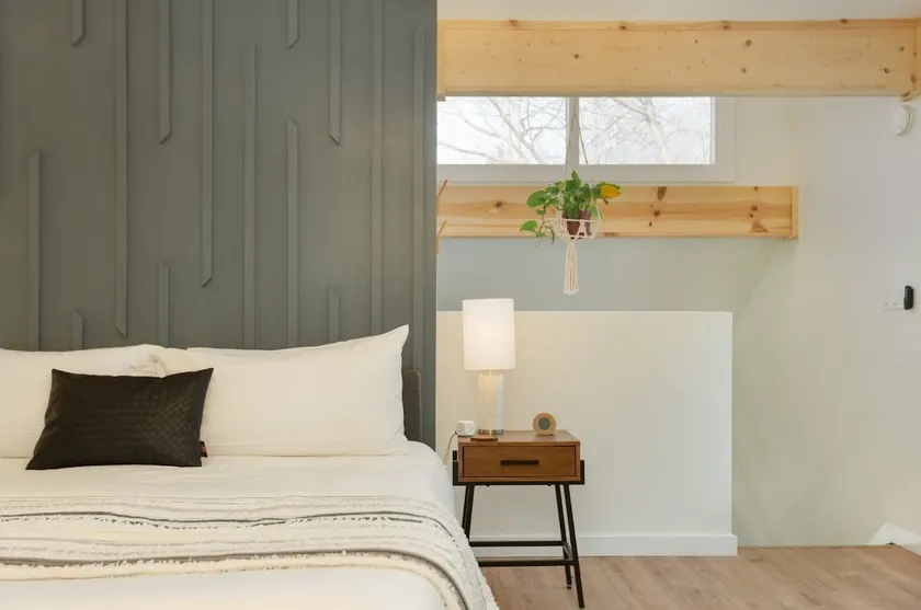 Modern Creekside Cottage in quiet neighborhood. - Image 1