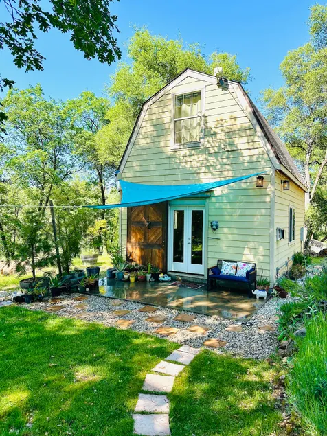 Cozy hilltop cottage with sunset views! - Image 1