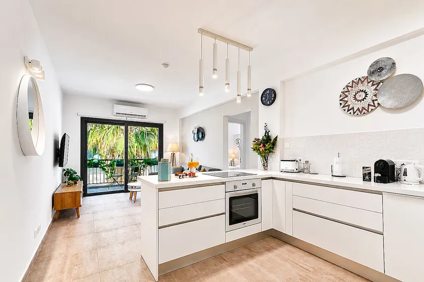 Dreamy 2 bed apartment by the sea - Image 1