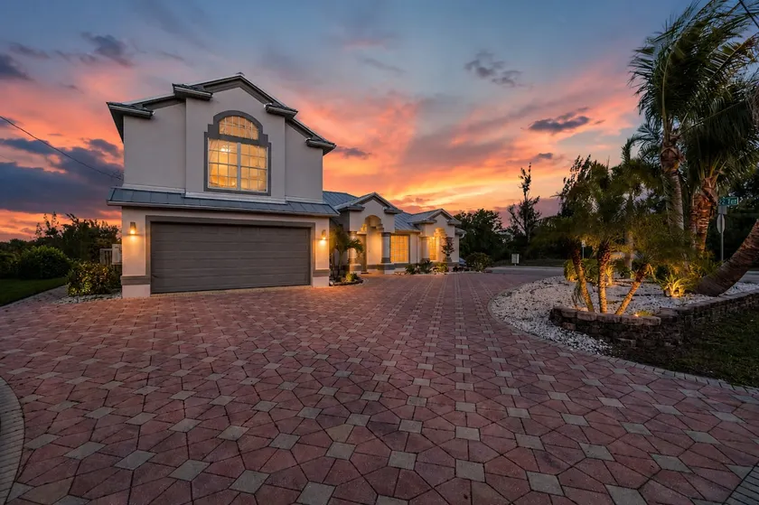 Hot Tub & Private Pool · Screened Lanai · Game Room · BBQ · Canal View - Image 1