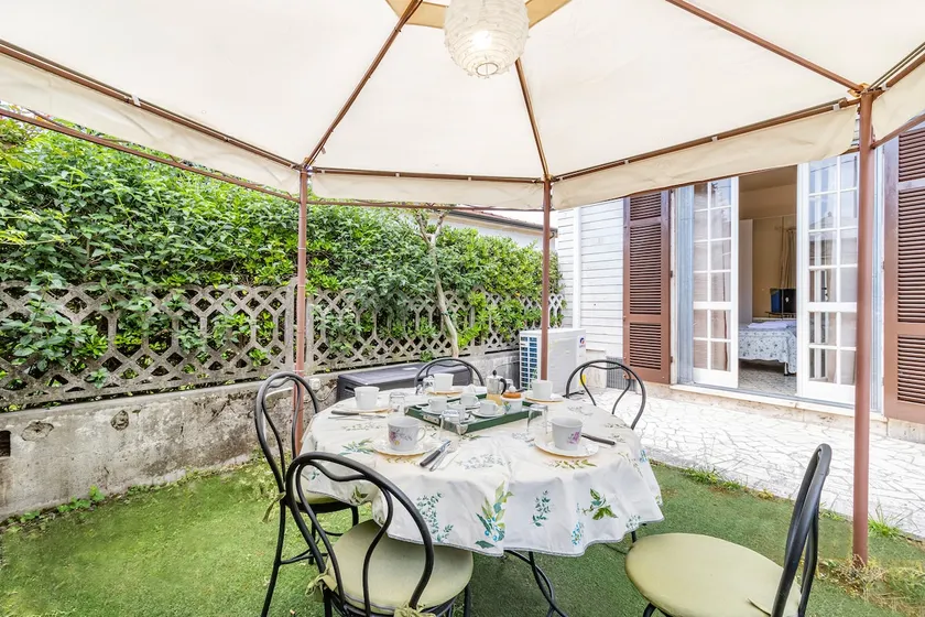Casa Lidia, 900 m vom Meer entfernt, mit eigenem Garten, Lido di Camaiore, Italien - Image 1