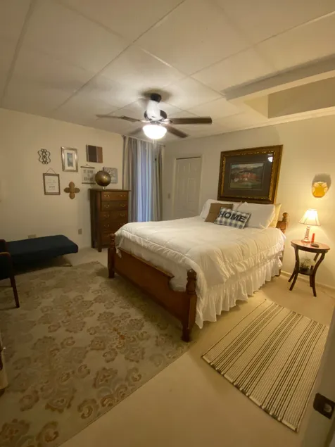 In town 2BR/2BA Apartment, Free Parking - Image 1
