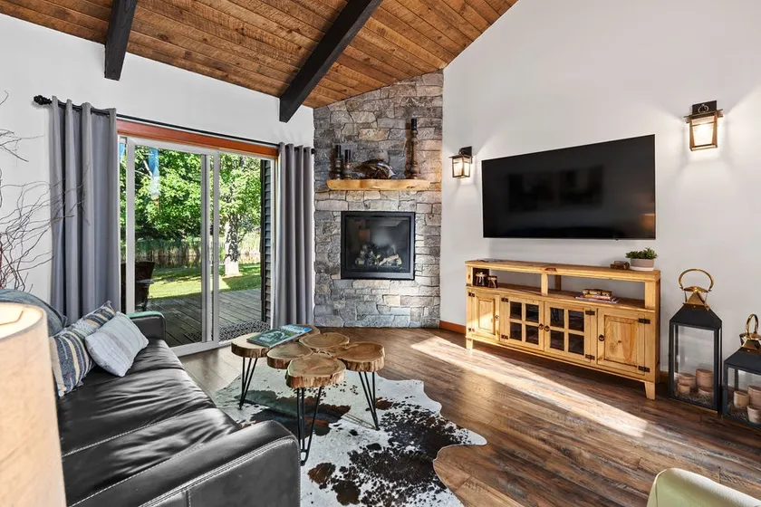 Townhouse in Private Lakeside Community With Pool - Image 1