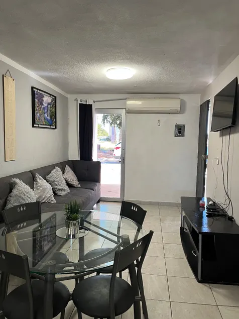 House 5 minutes from plazas and downtown - Image 1