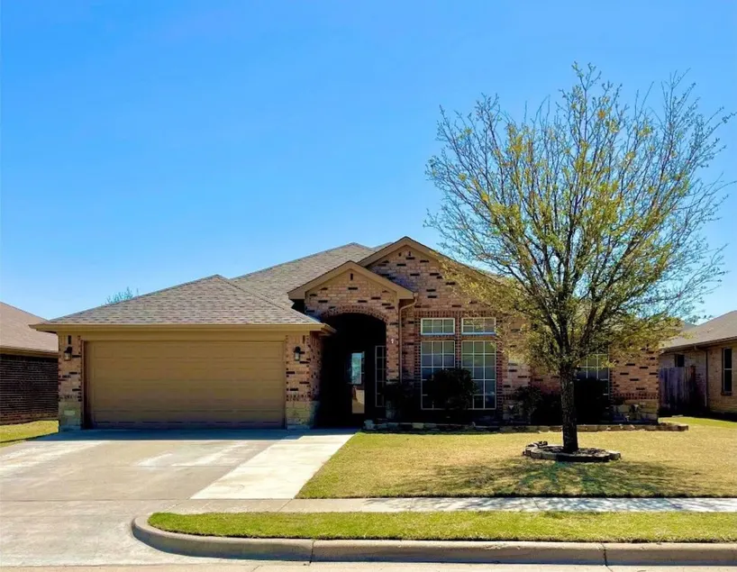 2 KING BEDS and Best location in Burleson! - Image 1