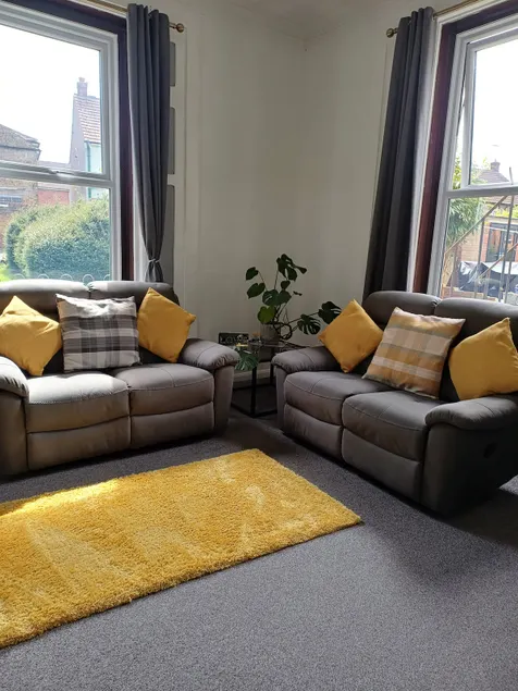 1 Bedroom apartment with a 5 minute walk into the town. Enclosed garden. - Image 1