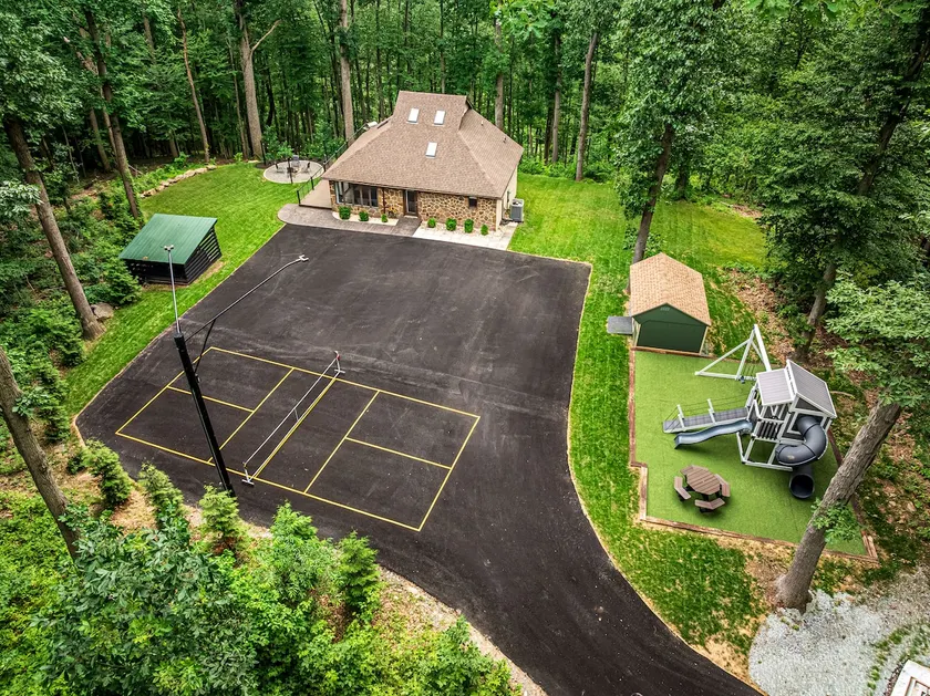 Thunder Hill Retreat - Spacious/Deck/Hot tub - Image 1