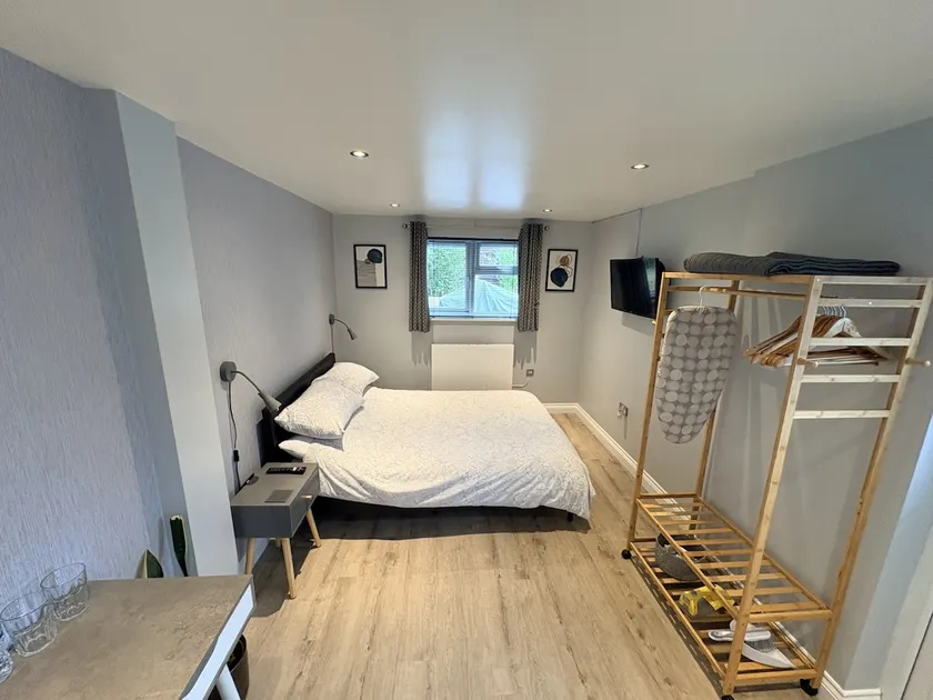 Private double en-suite room with parking - Image 1