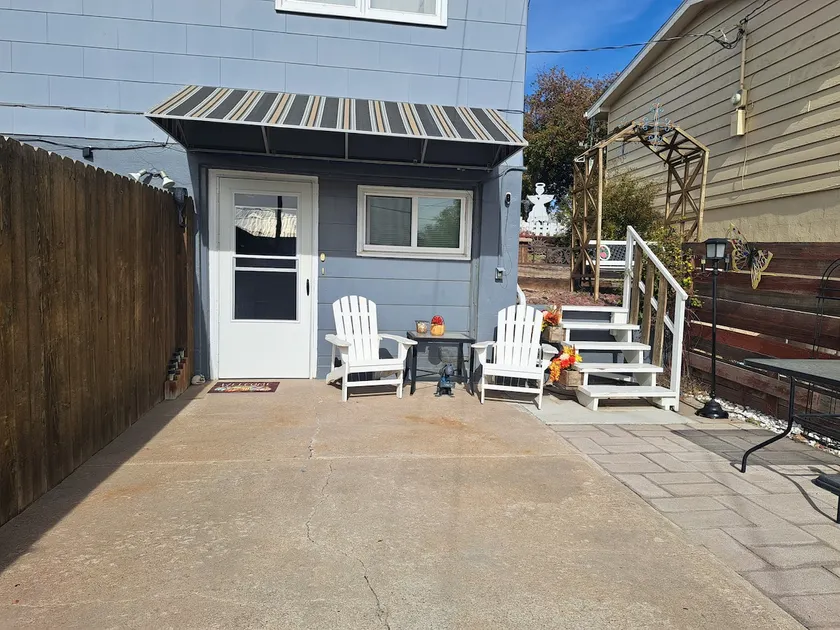 Adorable 1 Bedroom Space with Parking, Room for 3! - Image 1