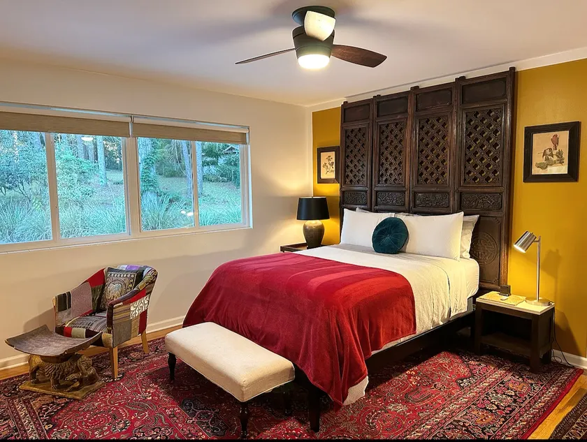 Upscale Studio Apartment in Park-like Setting - Image 1