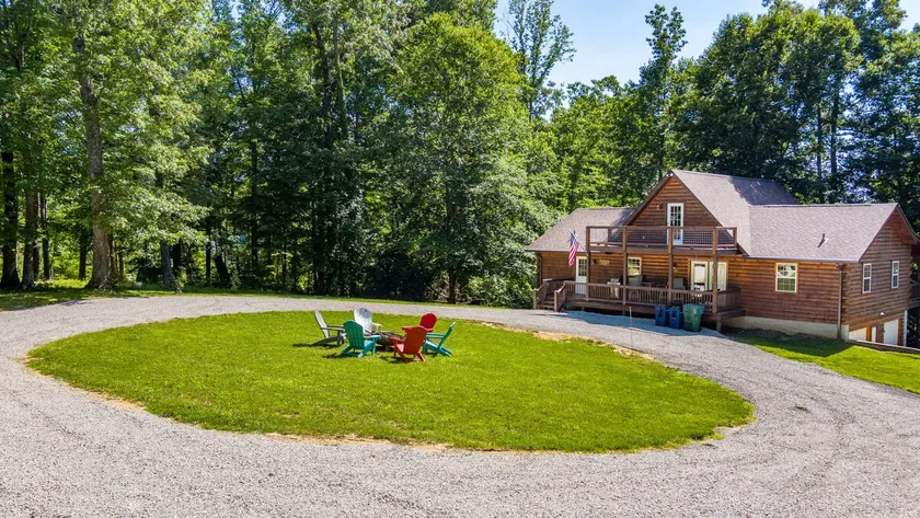 Spacious Retreat on Dale Hollow! Walking distance to Safe Harbor Wisdom Dock. - Image 1