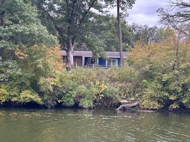 River Retreat in Mid-Modern Home in Park Setting - Image 1