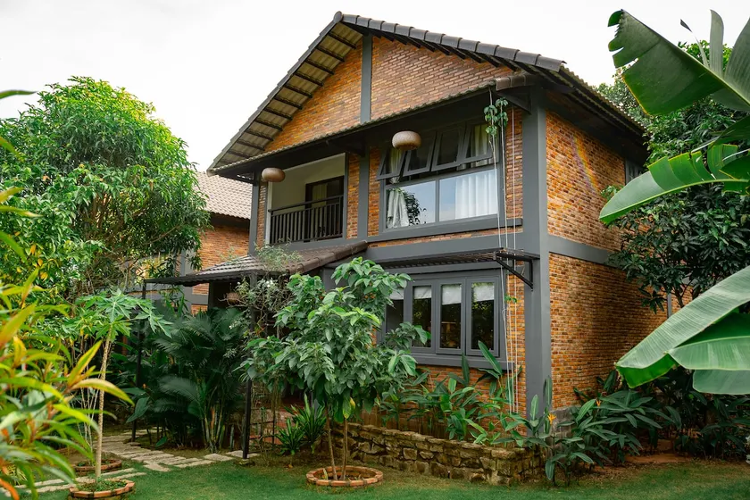 Beautiful garden villa with sharing pool - Image 1
