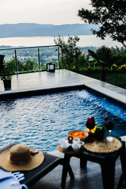 Lake view, heated pool, jacuzzi, electric fireplace - Image 1