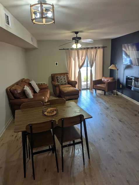 Cheerful 2-bedroom townhouse close to everything - Image 1