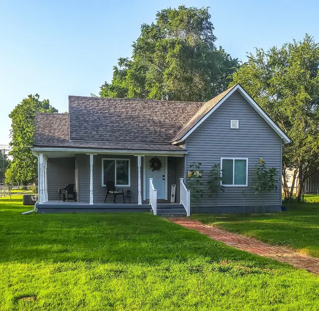 Rest Haven: Cozy Home Near Campus with Fire Pit - Image 1