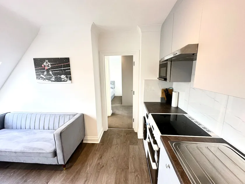 Stunning Modern, Private Apartment,15 Mins To Central London - Image 1