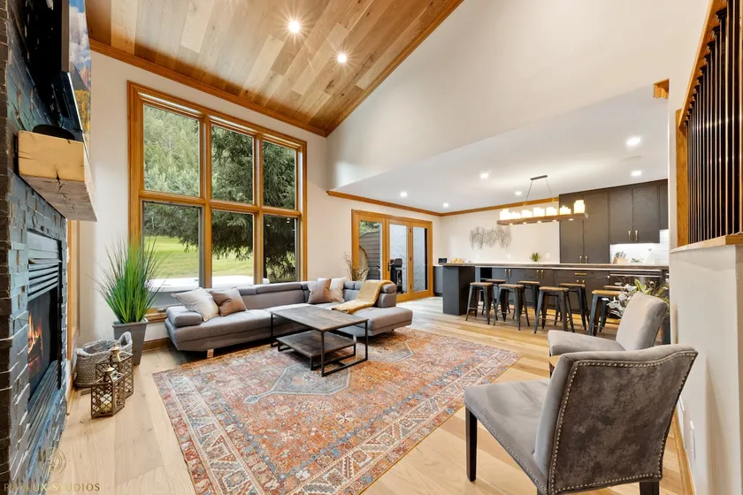 Sleeps 12 | w/HotTub & Sauna | 9 Min From Slopes - Image 1