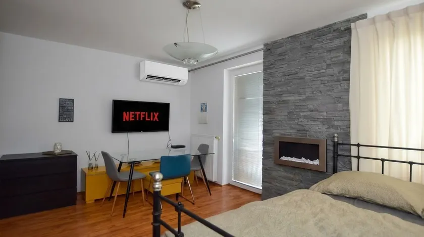 Free Netflix & Parking + AC - Image 1