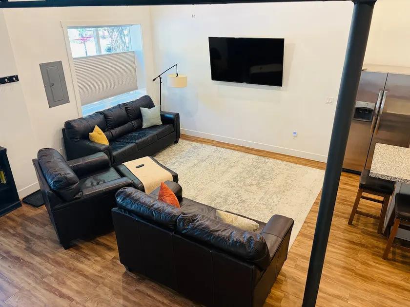 Luxury Downtown Condo (B) - Image 1