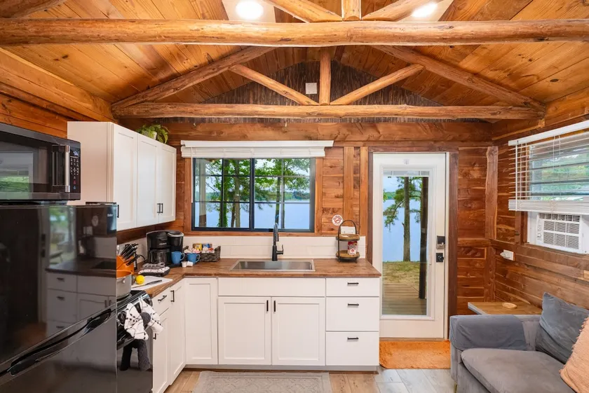 Cozy Cedar Waterfront Cabin 10 on Toledo Bend - Image 1