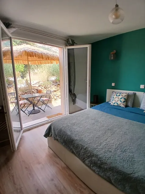 Charming 2 bedroom country home pool access - Image 1