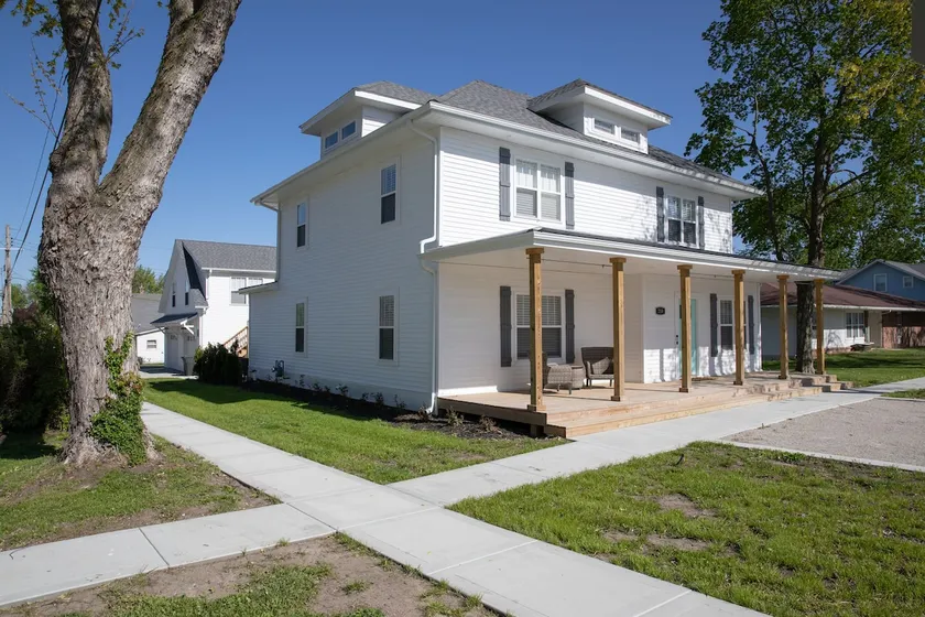 Lovely 5 BR Home 1 Block to MSQC - Sleeps 12+ - Image 1