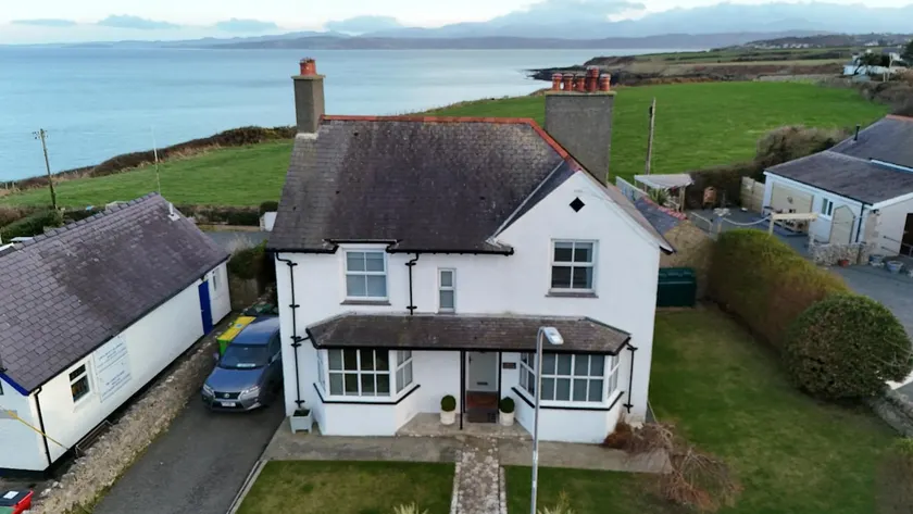 Beautifully renovated four bedroom house - Image 1