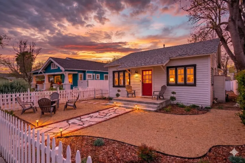 King Bed, Walk2Dtown, 2 Bathrooms + Fireplace - Image 1