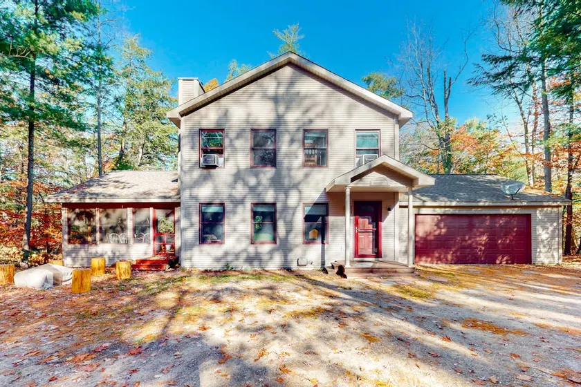 Glen Arbor Gem: Cozy Home with AC & Fireplace - Image 1