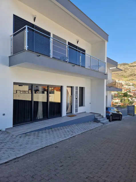 Beautiful Modern Townhouse with Parking Included - Image 1