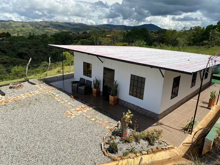 Estate with private pool and natural view - Image 1