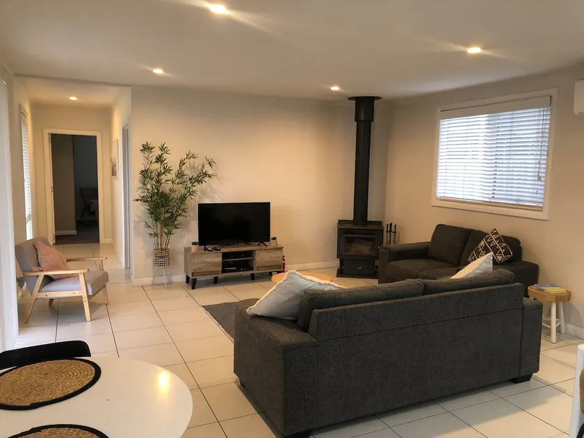 Cheerful 3-bedroom cottage with indoor fireplace. - Image 1