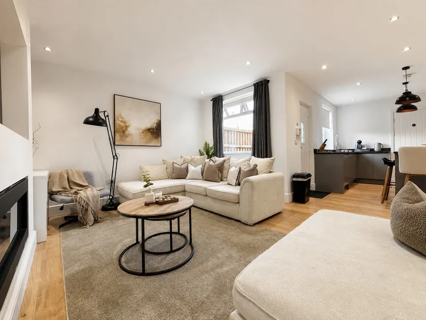 Stylish Super King Flat | Free Parking - Image 1