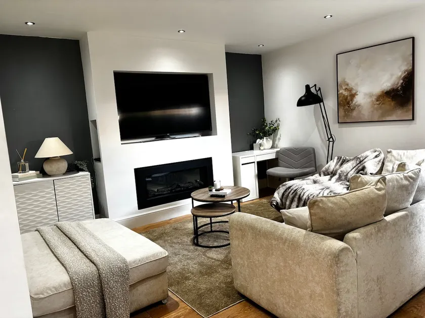 Super King | Free Parking | Quiet | 10 min Leeds - Image 1