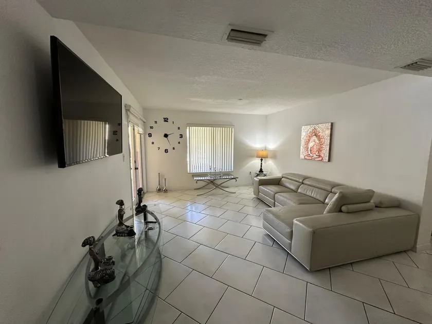Beautiful 3/2 Condo w/Free Parking Fast WIFI - Image 1