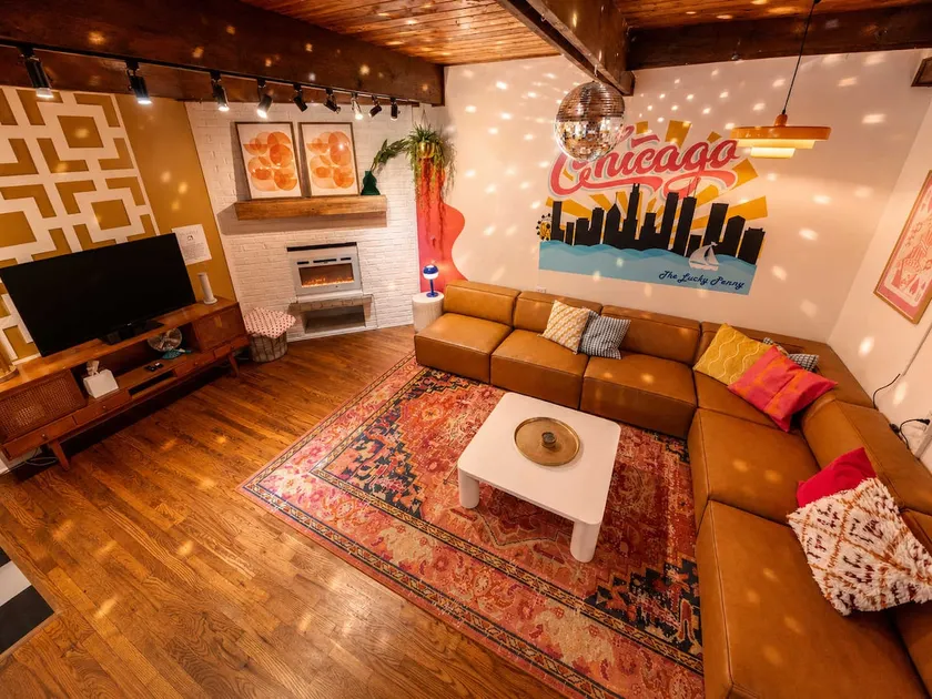 Chic Lincoln Park Townhome | Rooftop + Glam Bar - Image 1