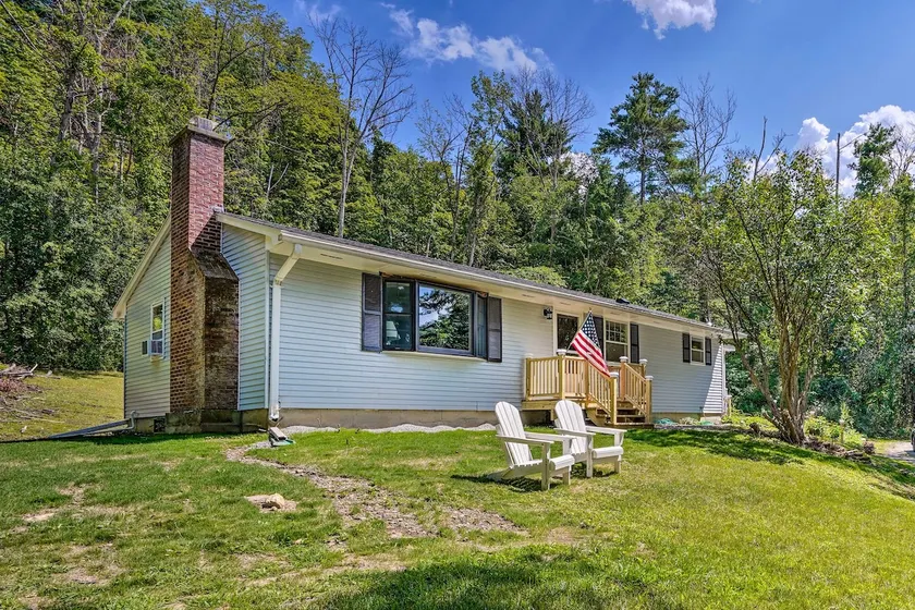 Stockbridge Home: Walk to Town Beach! - Image 1