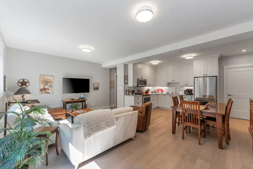 Fully equipped 2 Bedroom Guest suite in Sidney - Image 1