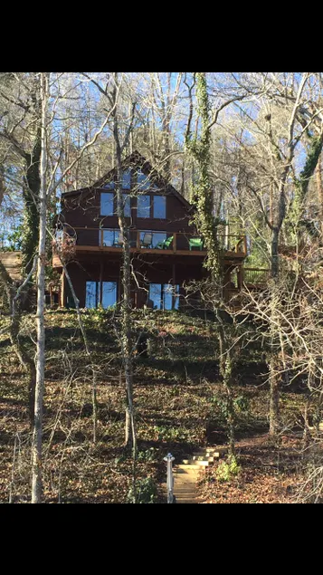 Peaceful Lakefront Cabin W/Hot Tub & Lake View - Image 1