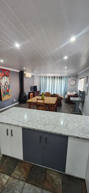 Comfortable 3 bedroom, 6 sleeper home 1km from N1. - Image 1
