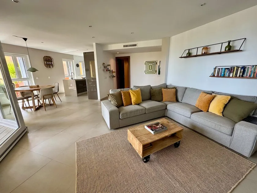Beach view modern 2 Bedroom apartment with carpark - Image 1