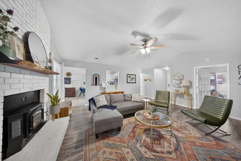 Joy House: Stylish Stay in Central Fayetteville - Image 1