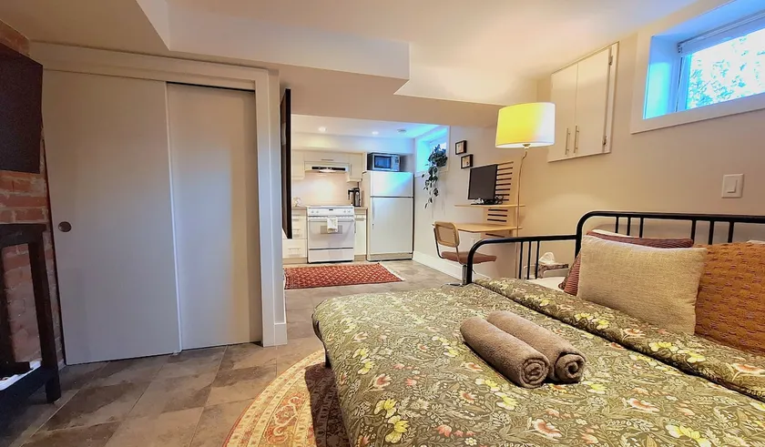 Central Calgary Studio w/ Workspace & Free Parking - Image 1