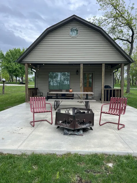 Great 4 bed cabin by lake - Image 1